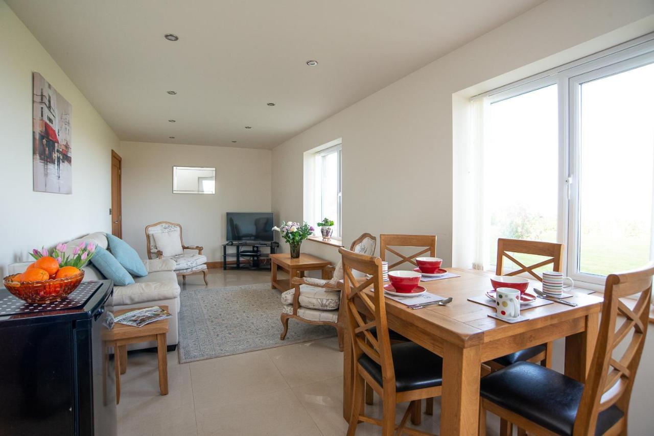 פרסטאטין Finest Retreats - Sea Views Cottage מראה חיצוני תמונה