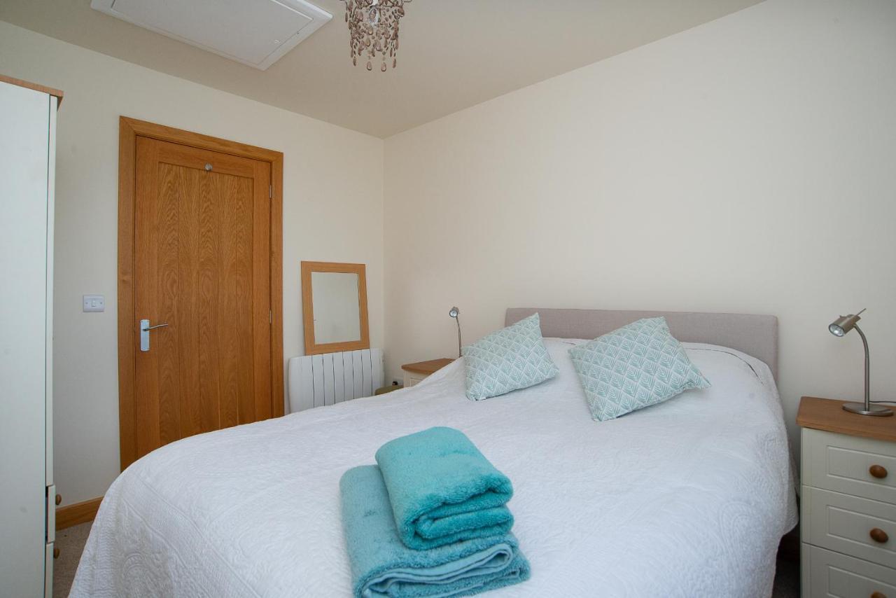 פרסטאטין Finest Retreats - Sea Views Cottage מראה חיצוני תמונה